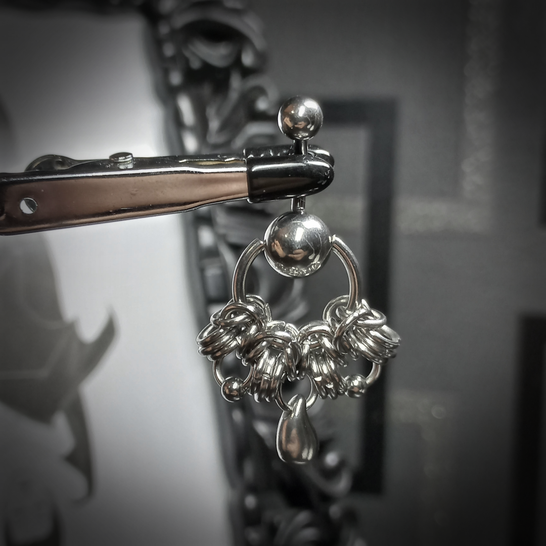 Drop-shaped navel piercing