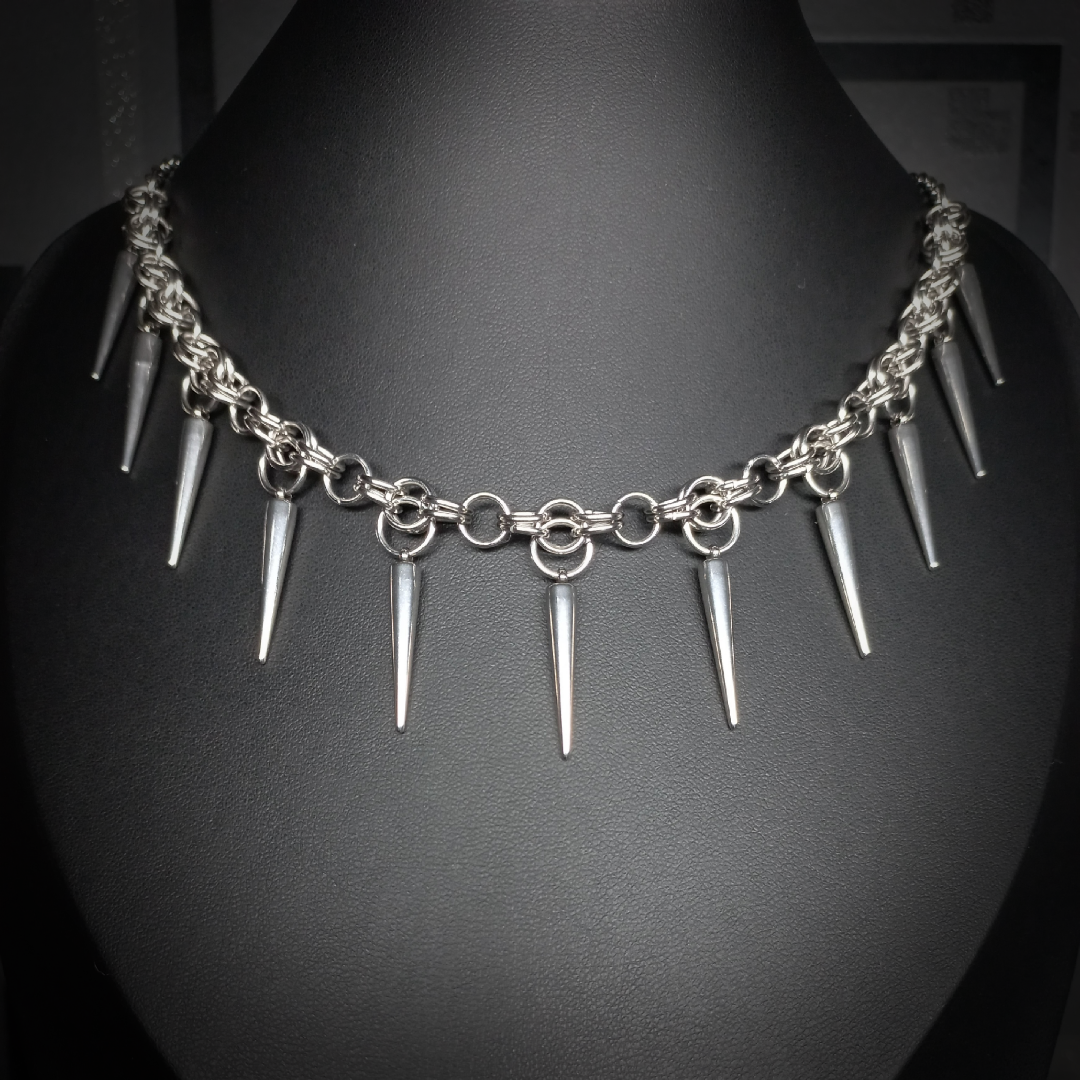 Collier Nightfall – Étreinte d’Acier