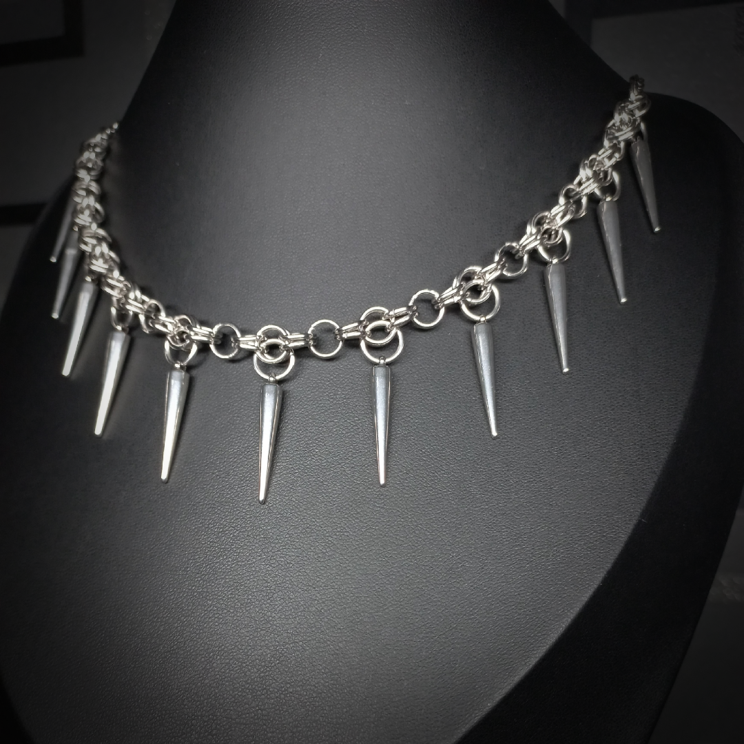 Collier Nightfall – Étreinte d’Acier