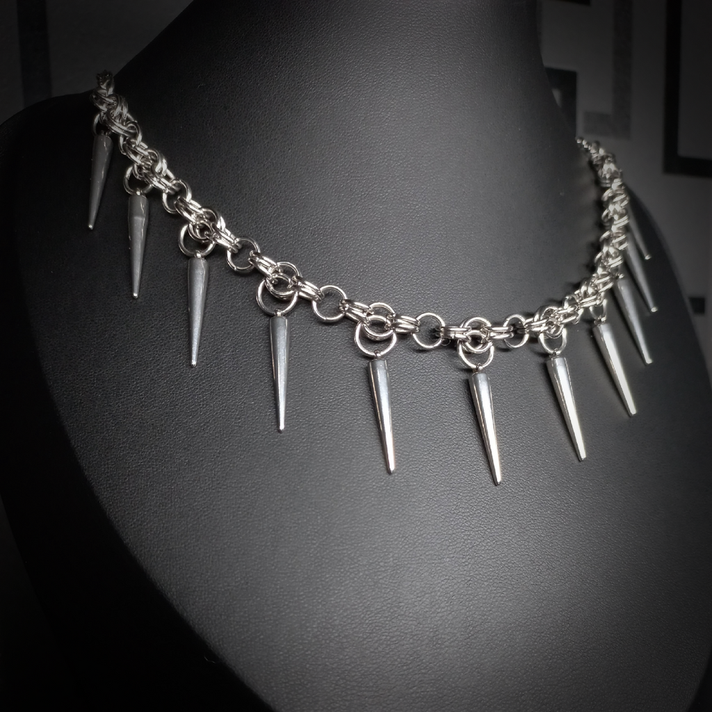 Collier Nightfall – Étreinte d’Acier