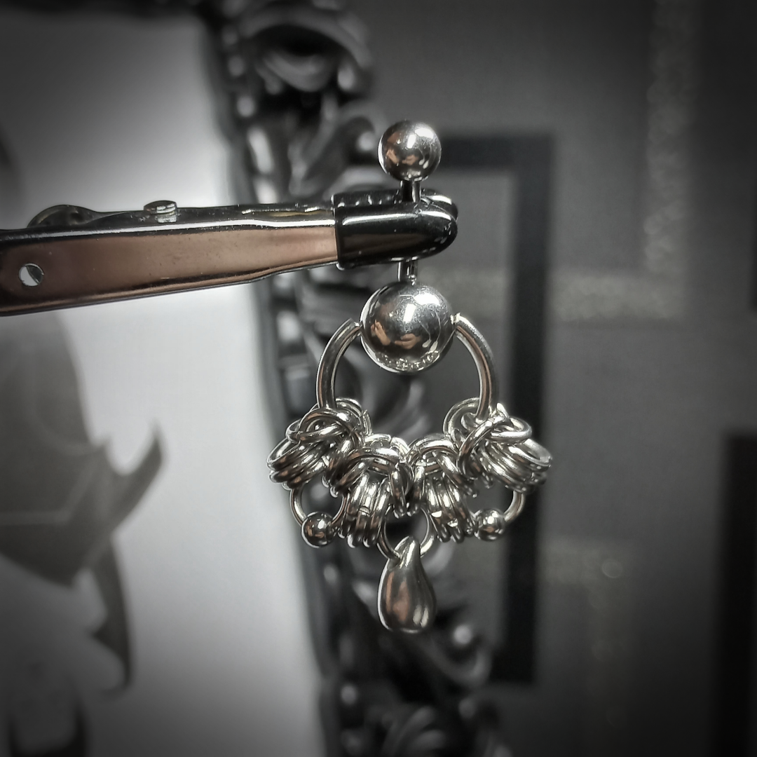 Drop-shaped navel piercing