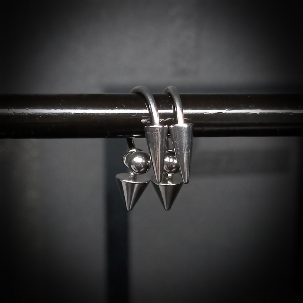 Spike-Piercings / -Ohrringe
